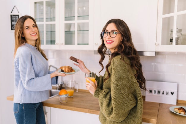 Mujeres con repostería y jugo de naranja