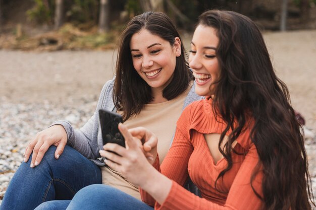 Mujeres revisando móviles