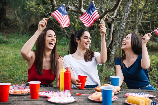 Mujeres riendo al aire libre