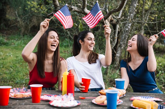 Mujeres riendo al aire libre