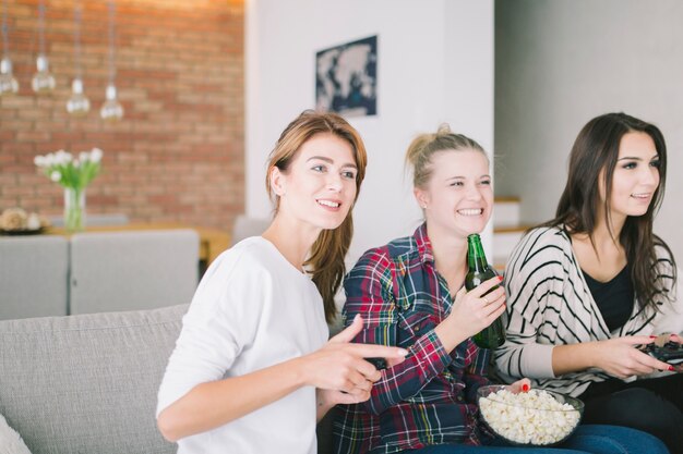 Mujeres riendo jugando al juego y bebiendo cerveza