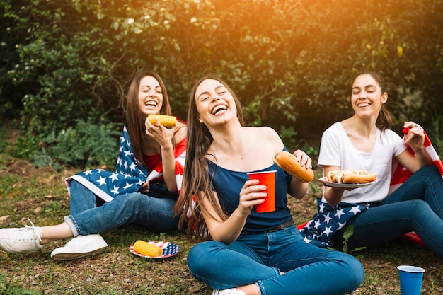 Mujeres riendo sentado en el parque