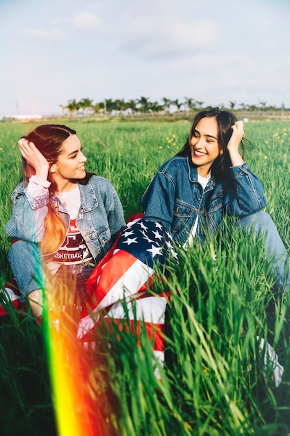 Foto gratuita mujeres riendo sobre hierba