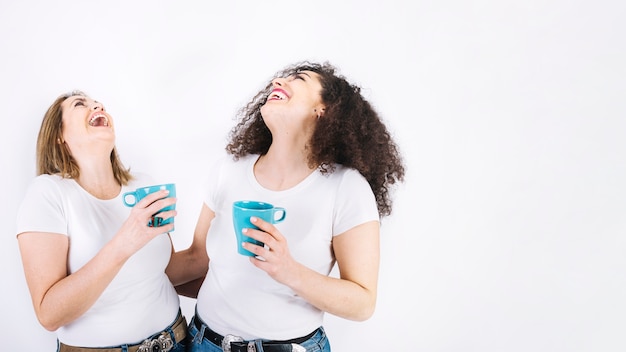 Foto gratuita mujeres riendo con tazas