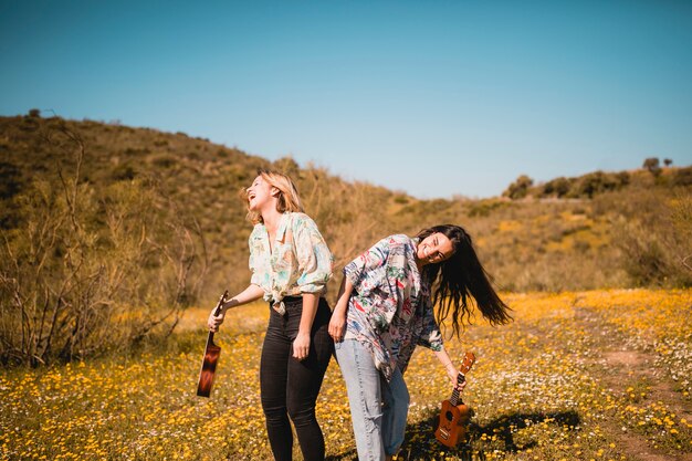 Mujeres riendo con ukeleles