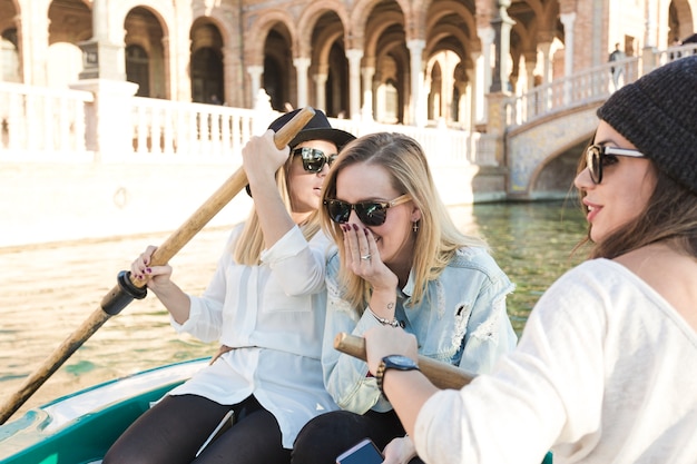 Foto gratuita mujeres riendo en viaje por el río