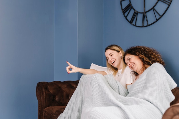 Mujeres riendo viendo la película