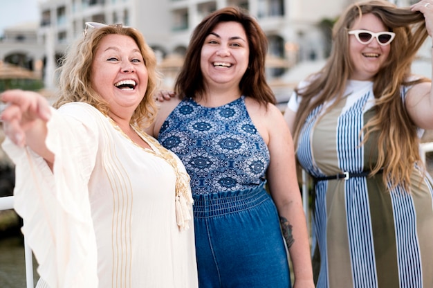 Mujeres en ropa casual riendo