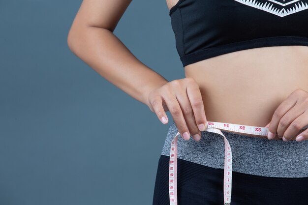 Las mujeres en ropa deportiva tienen una línea de cintura.