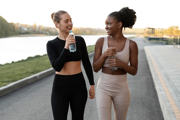 Mujeres en ropa deportiva tomando un descanso del entrenamiento