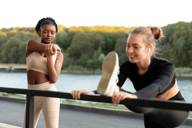 Foto gratuita mujeres en ropa deportiva trabajando al aire libre