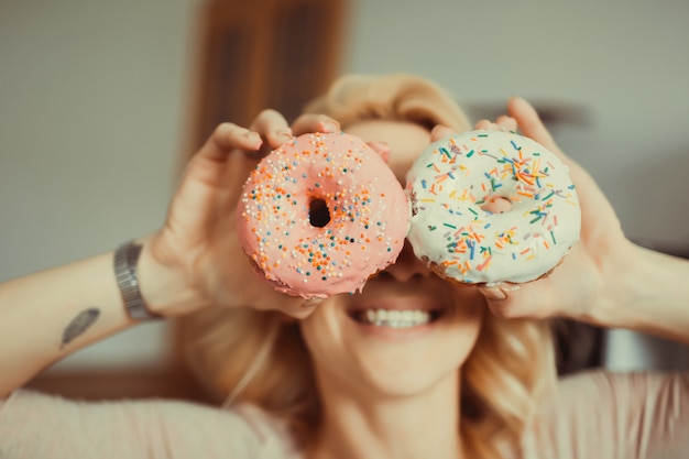 mujeres con rosquillas