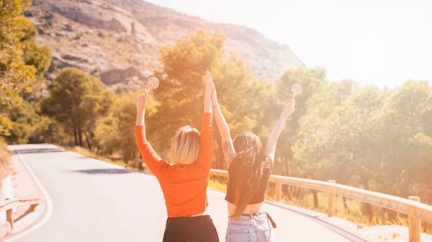 Foto gratuita mujeres sin rostro de pie en la carretera