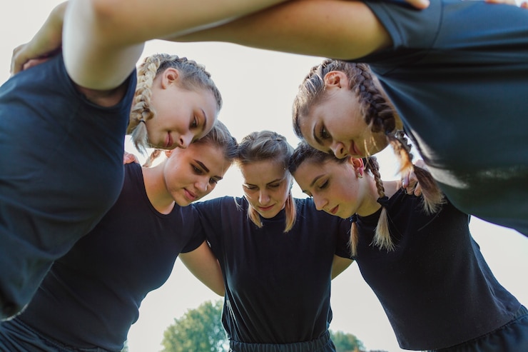 Foto gratuito mujeres rubias reunidas en un círculo