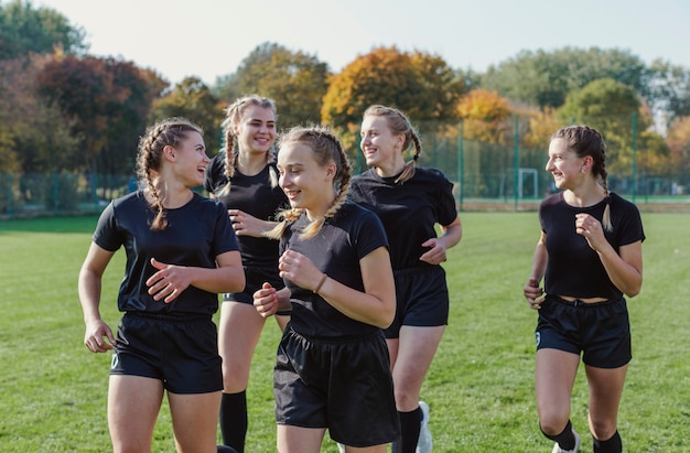 Foto gratuita mujeres rubias sonrientes corriendo