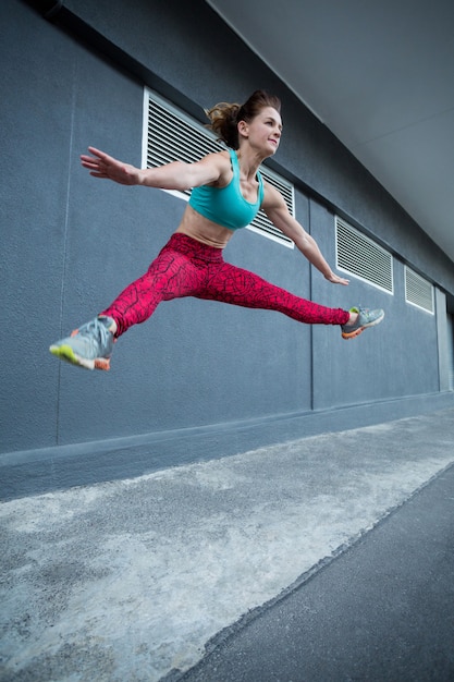 Foto gratuita mujeres saltando mientras practican parkour