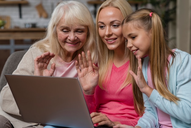 Mujeres saludando delante de una computadora portátil