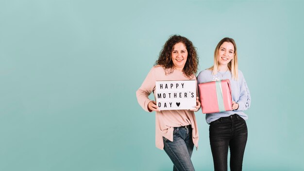 Mujeres con saludo y regalo del día de la madre