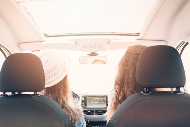 Mujeres sentadas en el coche