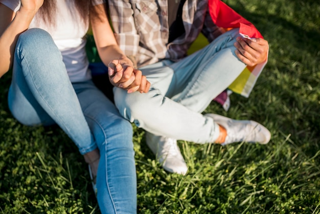 Foto gratuita mujeres sentadas en el pasto juntas