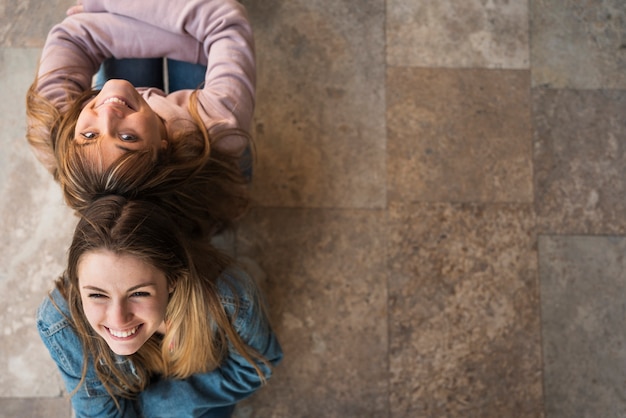 Mujeres sentadas en el piso con espacio de copia