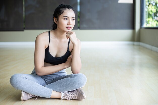 Mujeres sentadas con ropa de ejercicio y mentón en sus manos