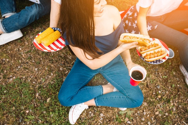 Mujeres sentadas en el suelo con bocadillos