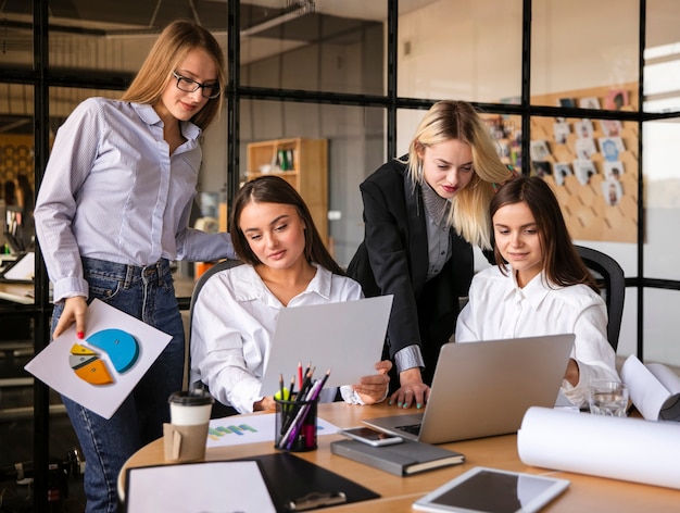 Mujeres simuladas trabajando juntas