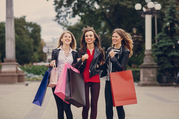 Foto gratuita mujeres sonriendo caminando