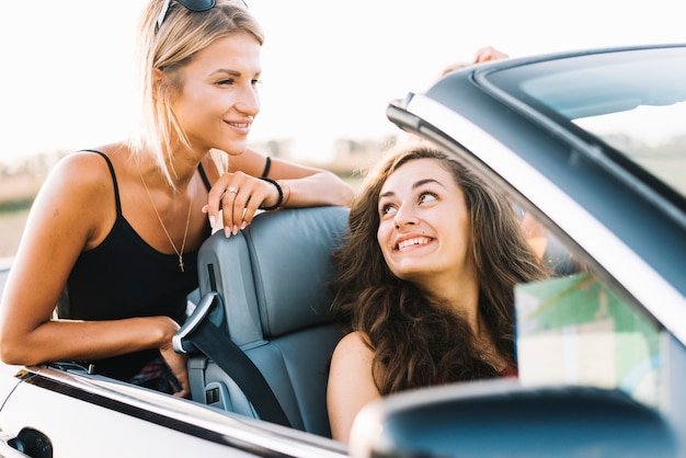 Mujeres sonriendo en coche