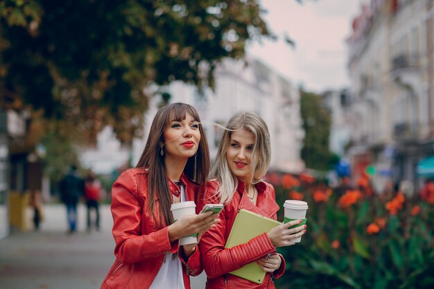 Mujeres sonriendo con un teléfono inteligente