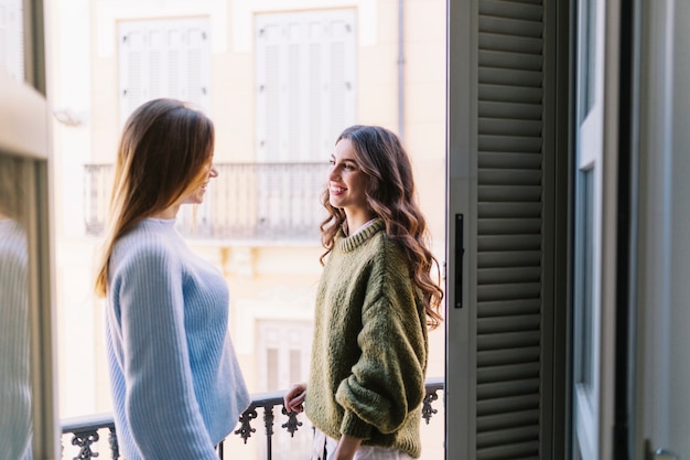 Foto gratuita mujeres sonrientes en el balcón