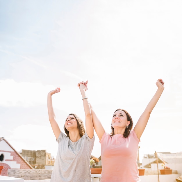 Mujeres sonrientes en la calle