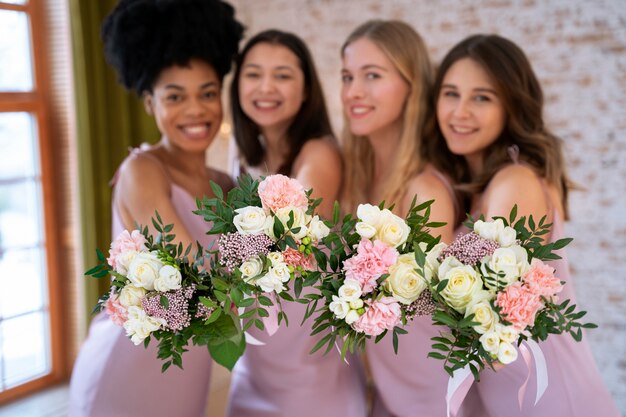 Mujeres sonrientes celebrando compromiso con flores.