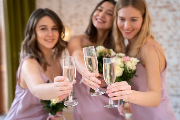 Mujeres sonrientes celebrando el compromiso plano medio