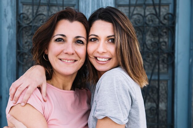 Mujeres sonrientes cerca de la puerta