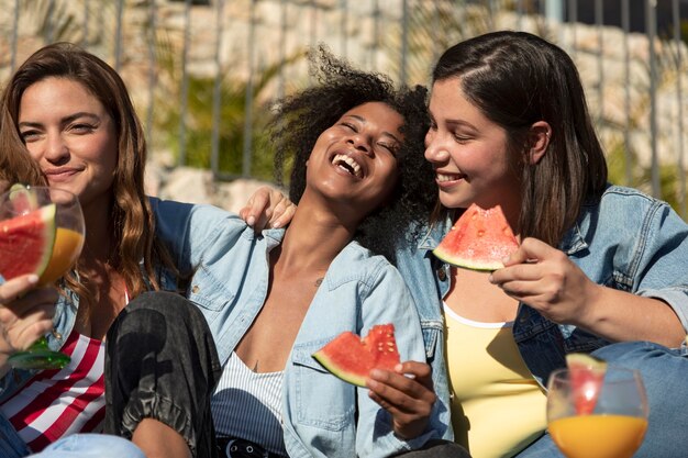 Mujeres sonrientes con deliciosa sandía