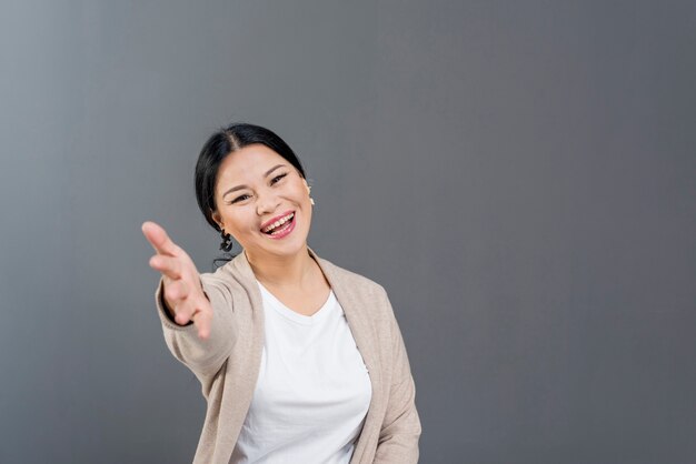 Mujeres sonrientes con espacio de copia