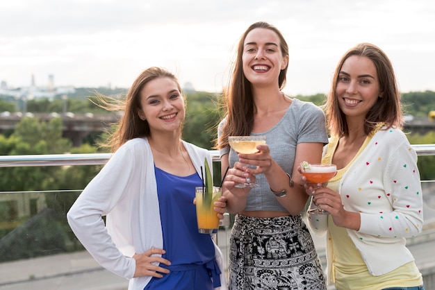 Mujeres sonrientes en una fiesta en la terraza