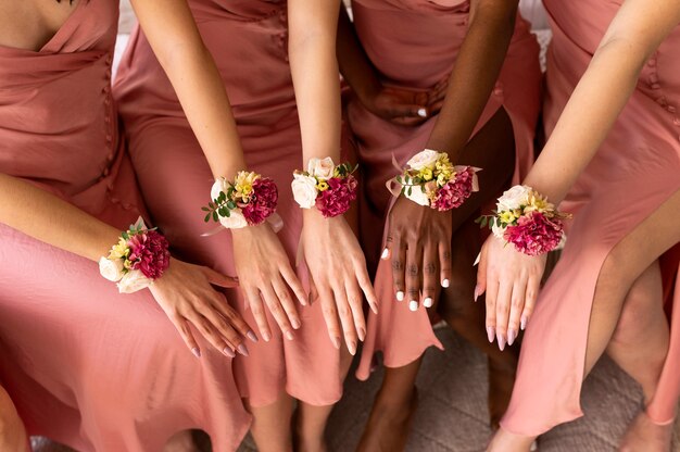 Mujeres sonrientes con flores de cerca