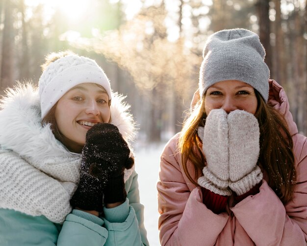 Mujeres sonrientes juntas al aire libre en invierno