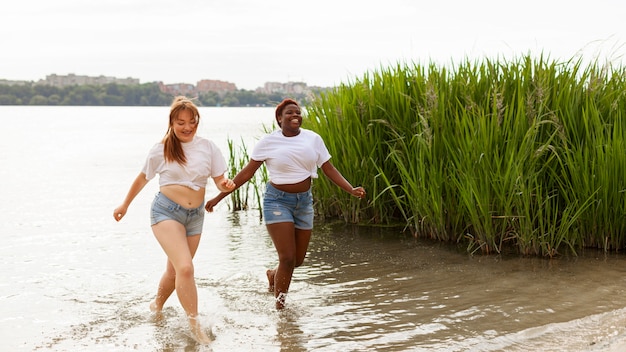 Mujeres sonrientes juntas en la playa