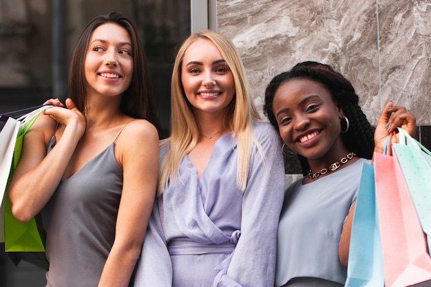 Foto gratuita mujeres sonrientes mirando a cámara