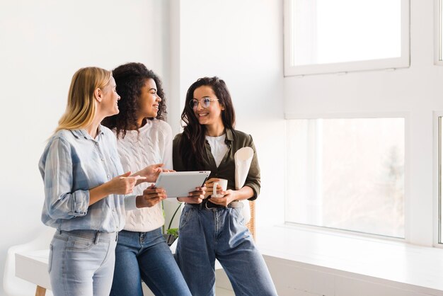 Mujeres sonrientes mirando en tableta