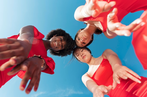 Mujeres sonrientes pasar tiempo juntos