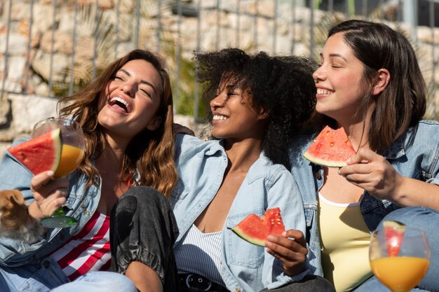 Mujeres sonrientes con plano medio de sandía