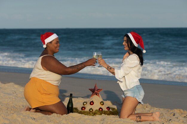 Mujeres sonrientes de tiro completo con bebidas