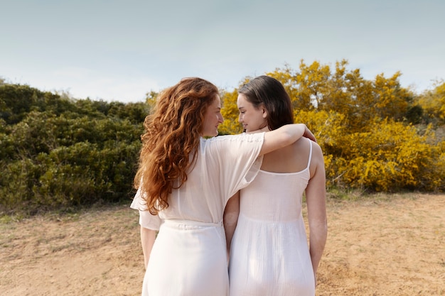 Foto gratuita mujeres sonrientes de tiro medio caminando al aire libre