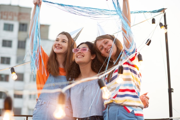 Mujeres sonrientes de tiro medio en la fiesta