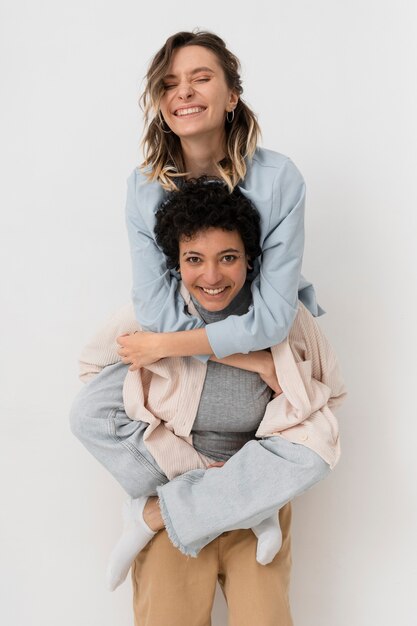 Mujeres sonrientes de tiro medio en el interior